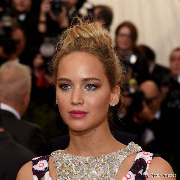 Jennifer Lawrence apostou nos olhos iluminados e batom rosa para maquiagem delicada